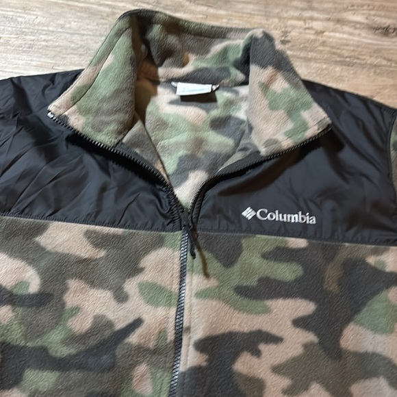 Columbia Camo Fleece With Black Trim Size Large - Picture 4 of 8